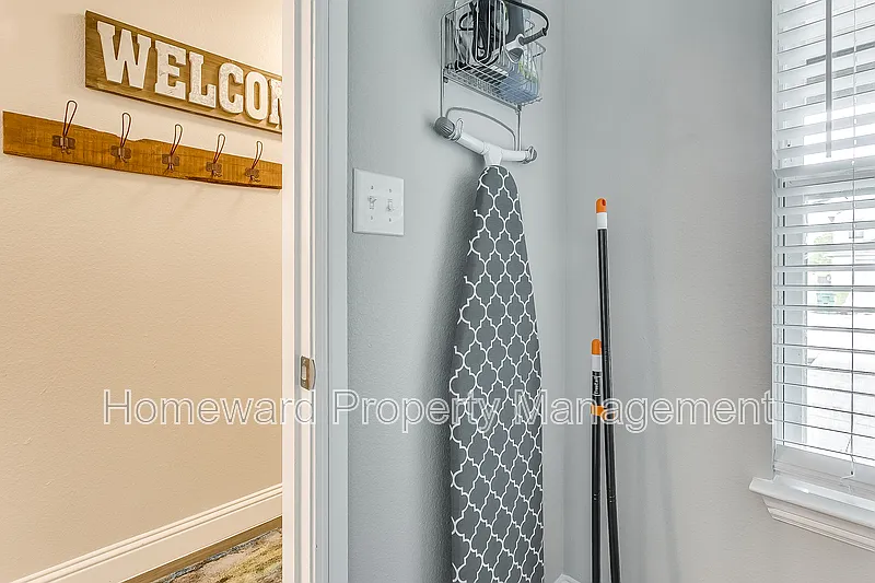 3 bed, 2.5 bath, 1759 sqft, $1,950 — Photo 4