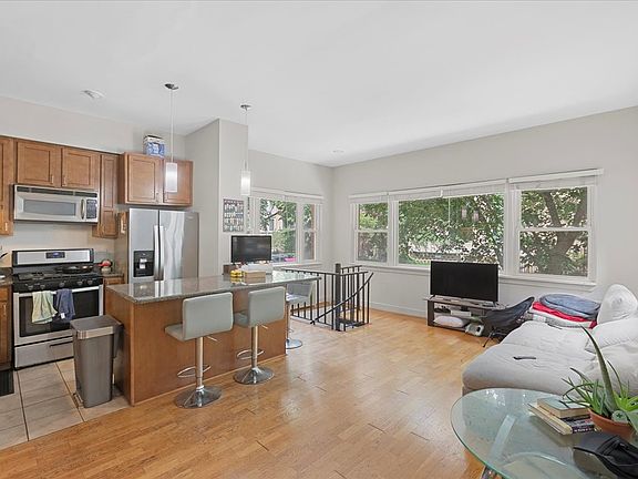 5th image of 429 W Wellington Ave APT 1A
