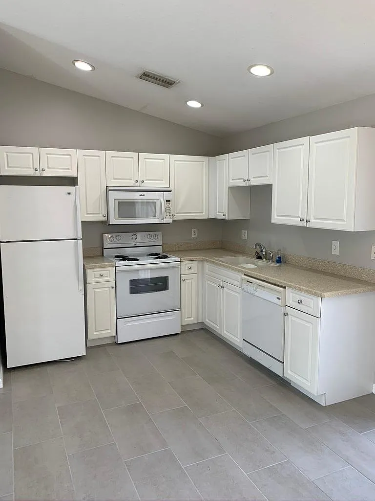 2 bed, 1100 sqft, $1,700 — Photo 1