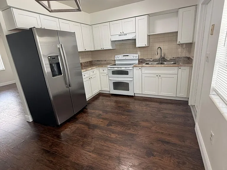 800 Kanner Dr — Photo 2