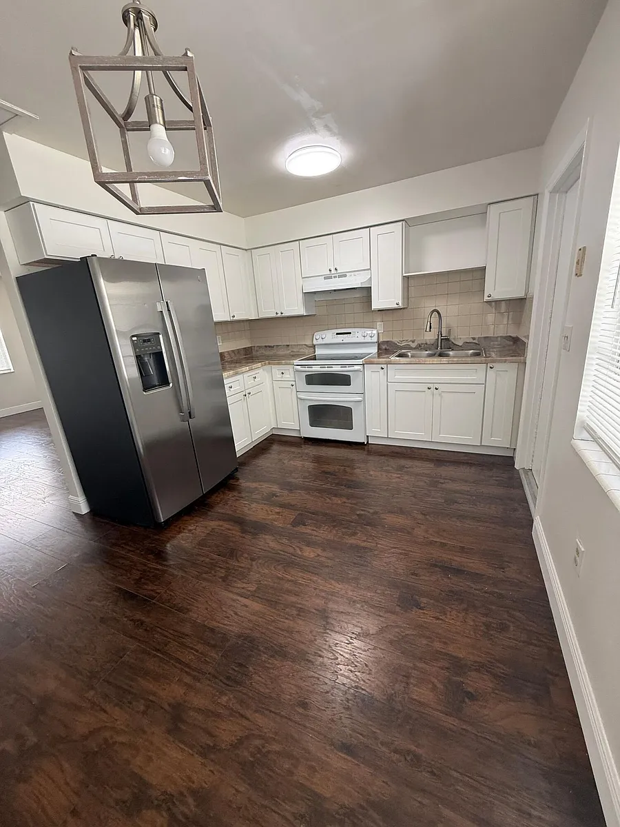 Building Photo - 800 Kanner Dr