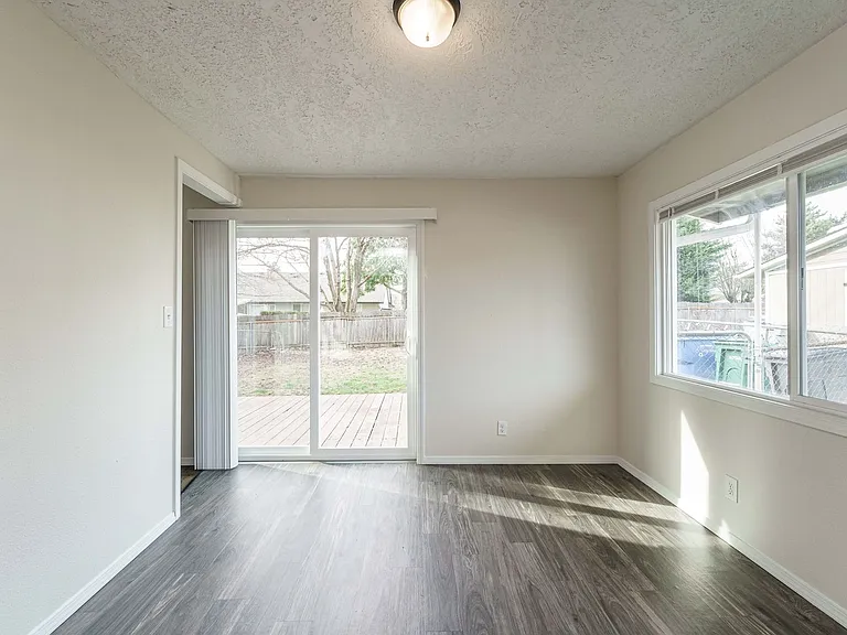 300 SE 100th Ave — Photo 6