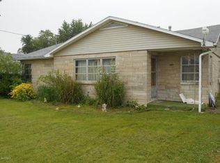 712 Walnut St SE, Clay City, IL 62824
