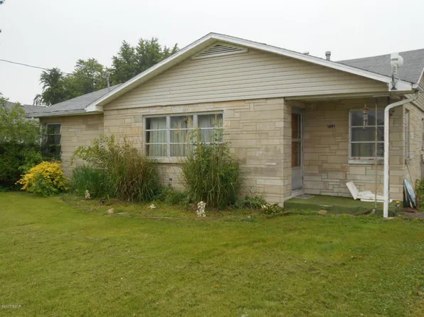 712 Walnut St SE, Clay City, IL 62824
