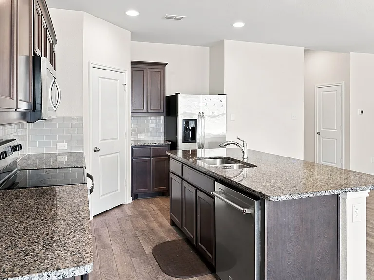 1723 Kenmore Rd — Photo 4