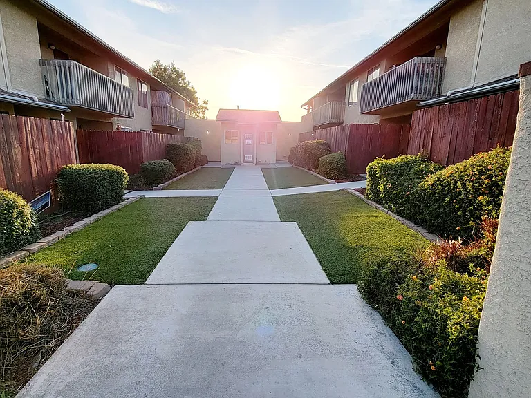 185 S Laurel Ave — Photo 17
