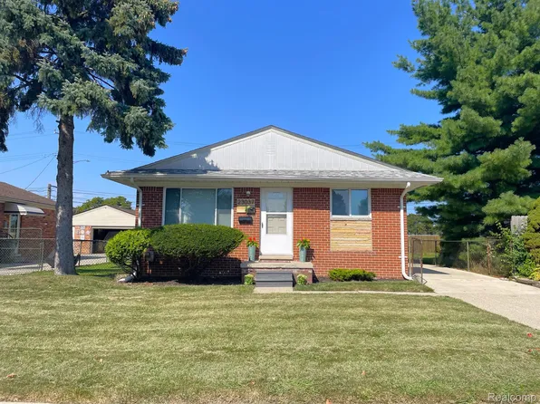 23037 Hoffman St, Saint Clair Shores, MI 48082