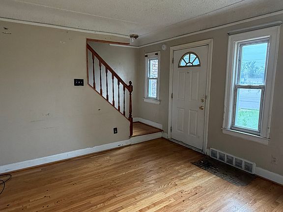 2nd image of 6262 Schaefer Rd