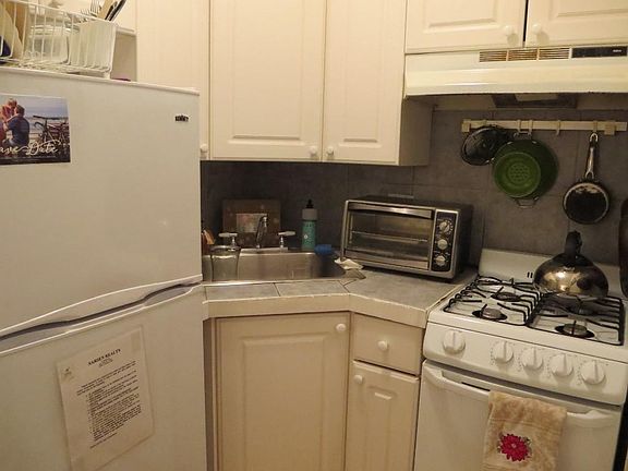 2nd image of 39 Carmine St APT 2C
