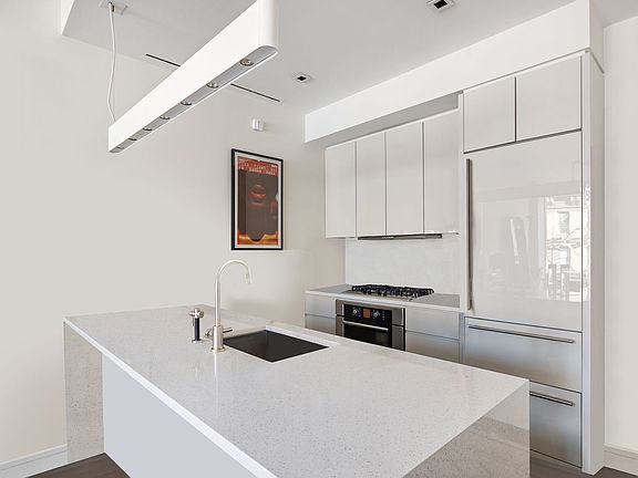4th image of 300 E 23rd St APT 4E