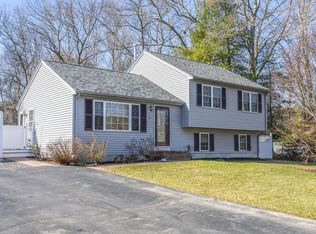21 Queen Elizabeth Ln, Taunton, MA 02780