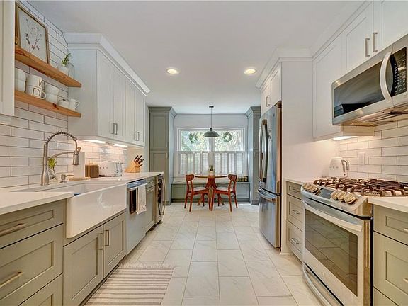 5th image of 837 Queen Elizabeth Dr