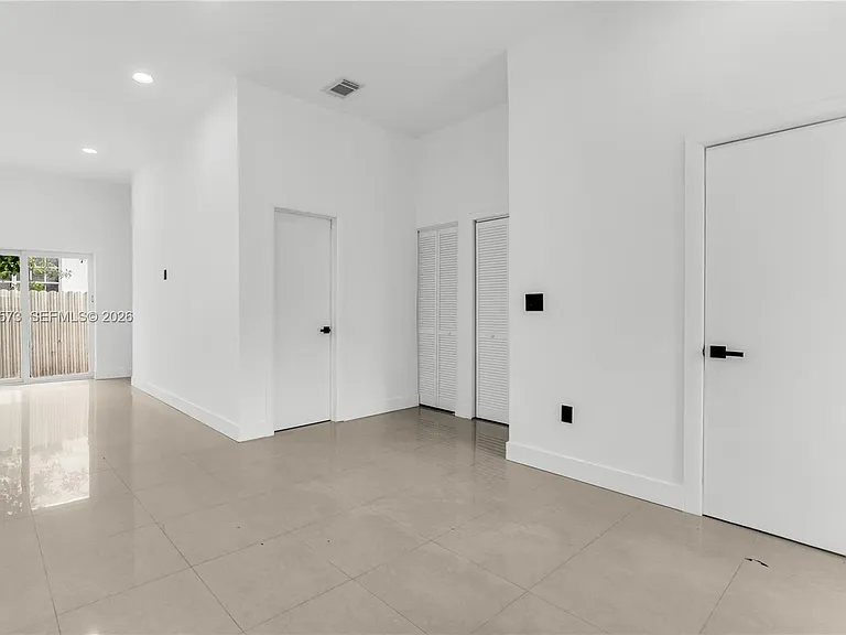 1011 SW 7th St #2 — Photo 31