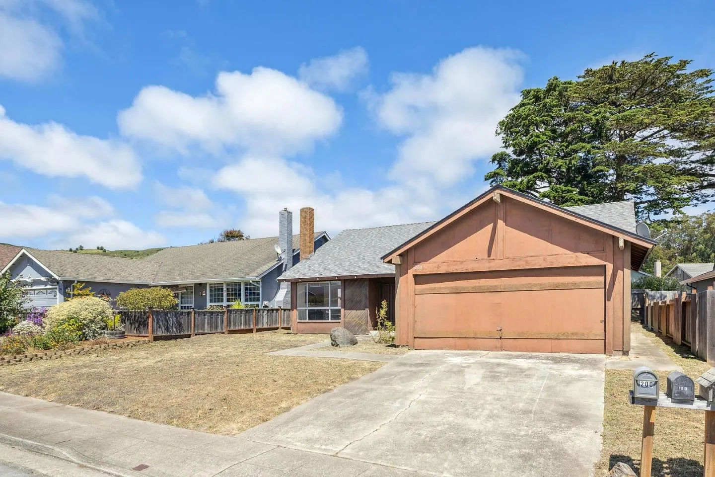 200 Bridgeport Dr photo 1