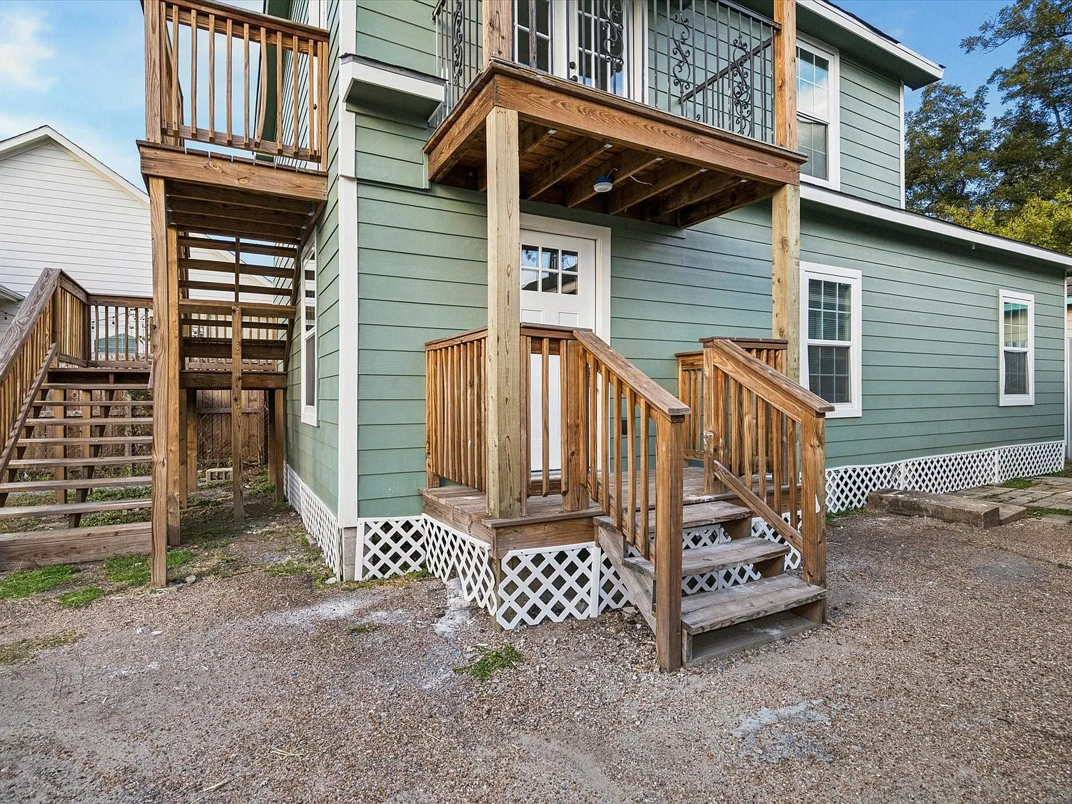 2 bed, 1.0 bath, 990 sqft, $1,300 — Photo 1