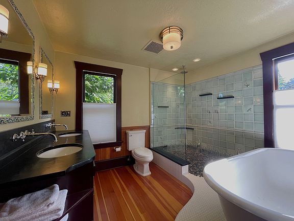 4th image of 3100 SE Alder Ct