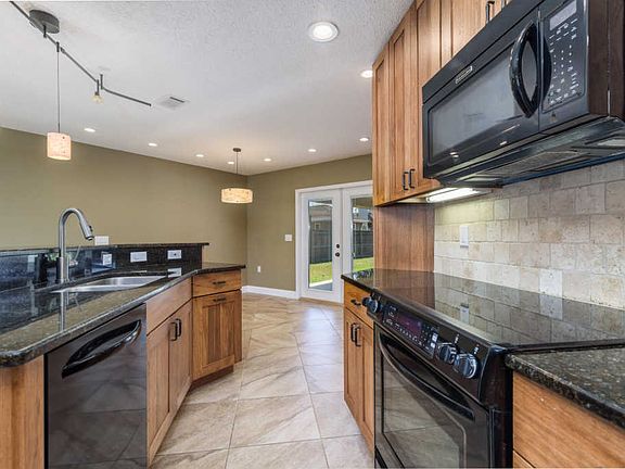 5th image of 2213 Creekwood Ct