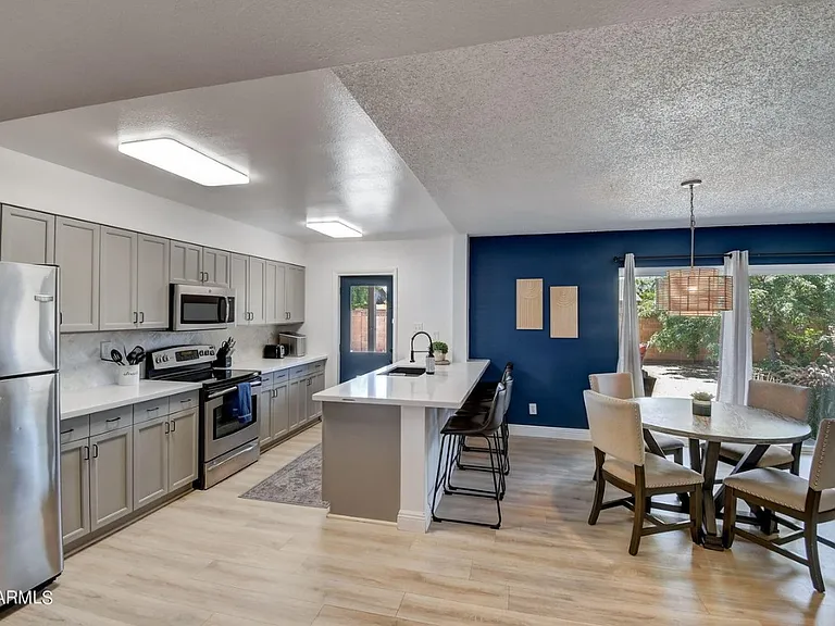 1015 E Concorda Dr — Photo 3
