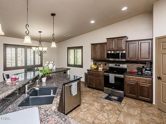 3rd image of 3585 Parkview Dr