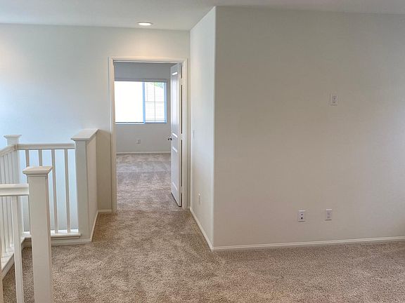 5th image of 211 Silver Fox Ln
