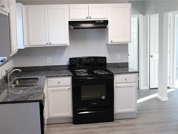 3rd image of 1922 Oakwood St
