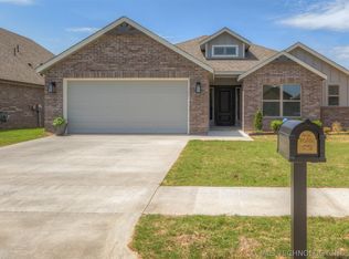 5202 S Walnut Creek Dr, Sand Springs, OK 74063
