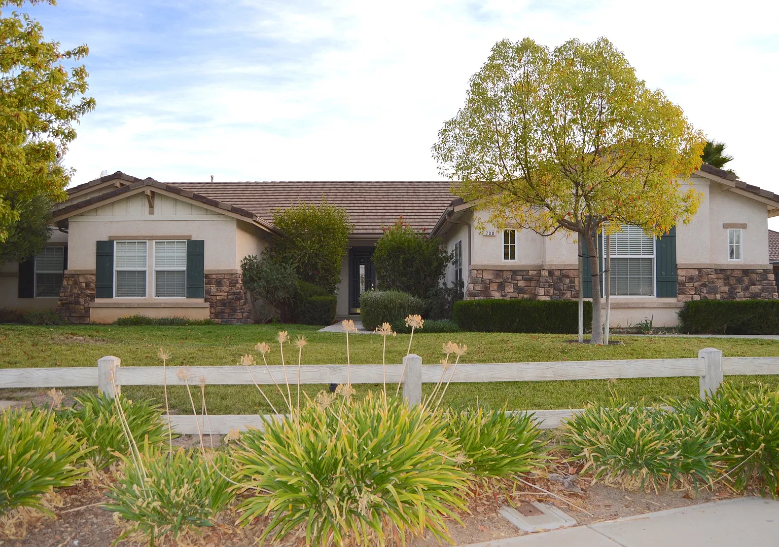 Beautiful!! 4 Bedroom 3 Bath Home Located In River Oaks Community Avail 11/1/26 Do Not Disturb Te... — Photo 2