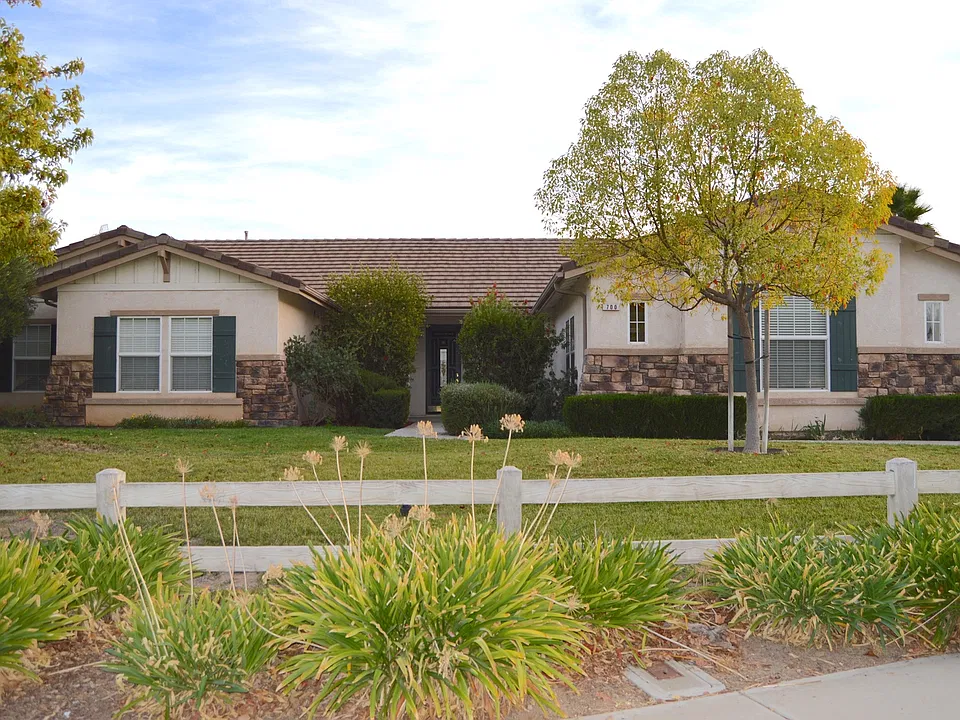 700 River Oaks Dr