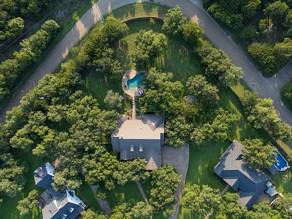 3rd image of 105 Royal Springs Ln