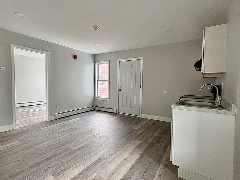 48 Knox St #3 — Photo 4