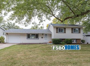 1703 Fairmeadows Dr, Bettendorf, IA 52722