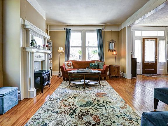 4th image of 200 W 33rd St