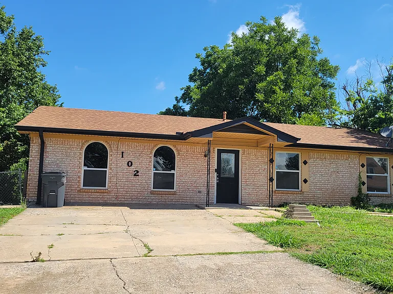 102 NE English St — Photo 1