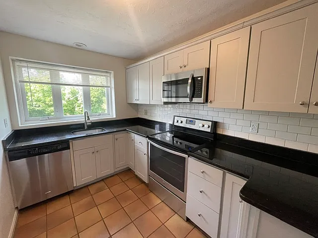 25 Gothland St #G — Photo 2