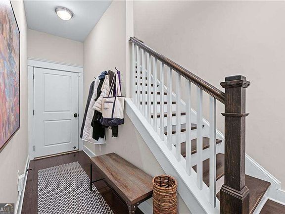 3rd image of 1325 Oakview Rd