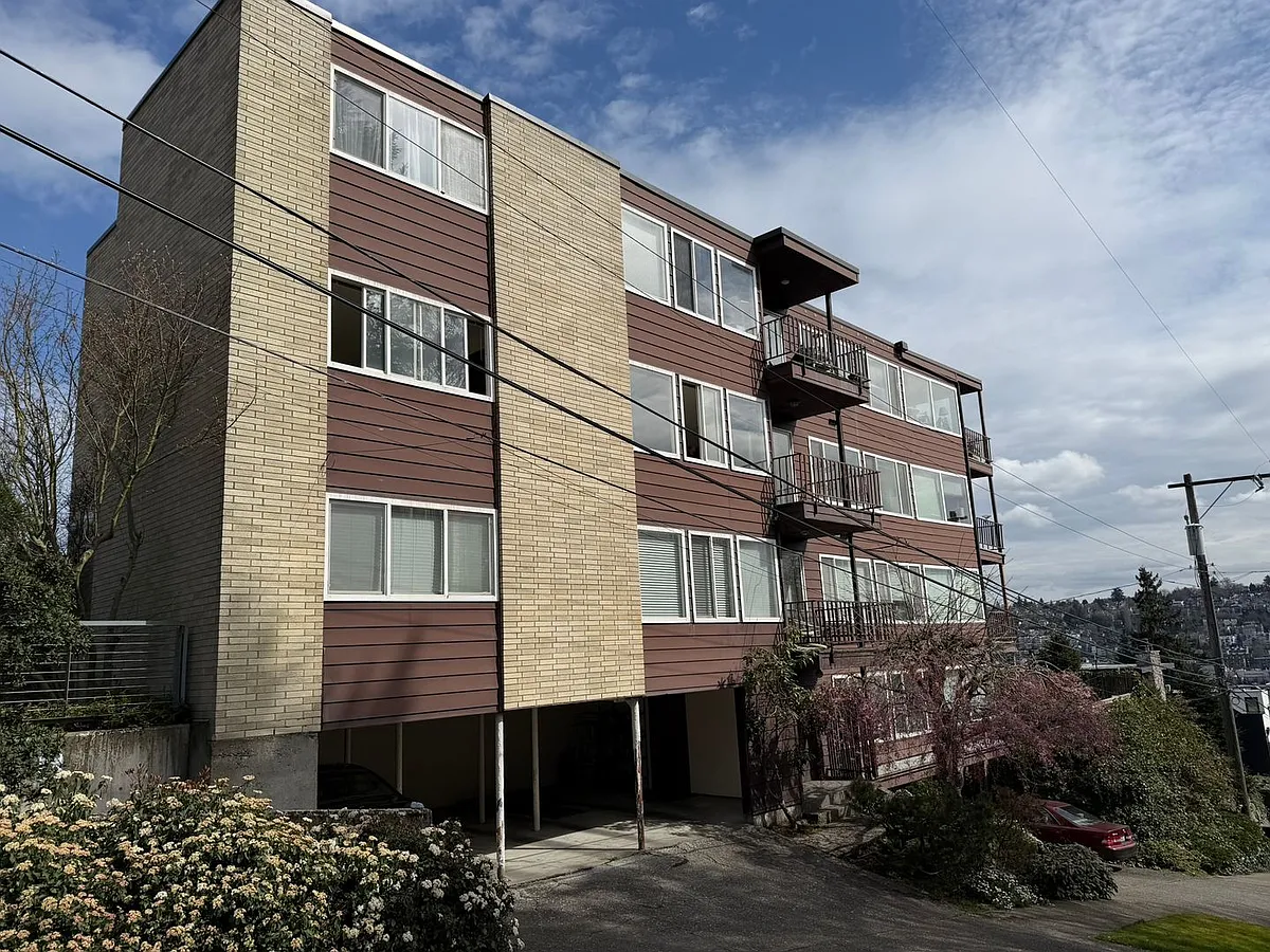 Building Photo - 1952 Thorndyke Ave W