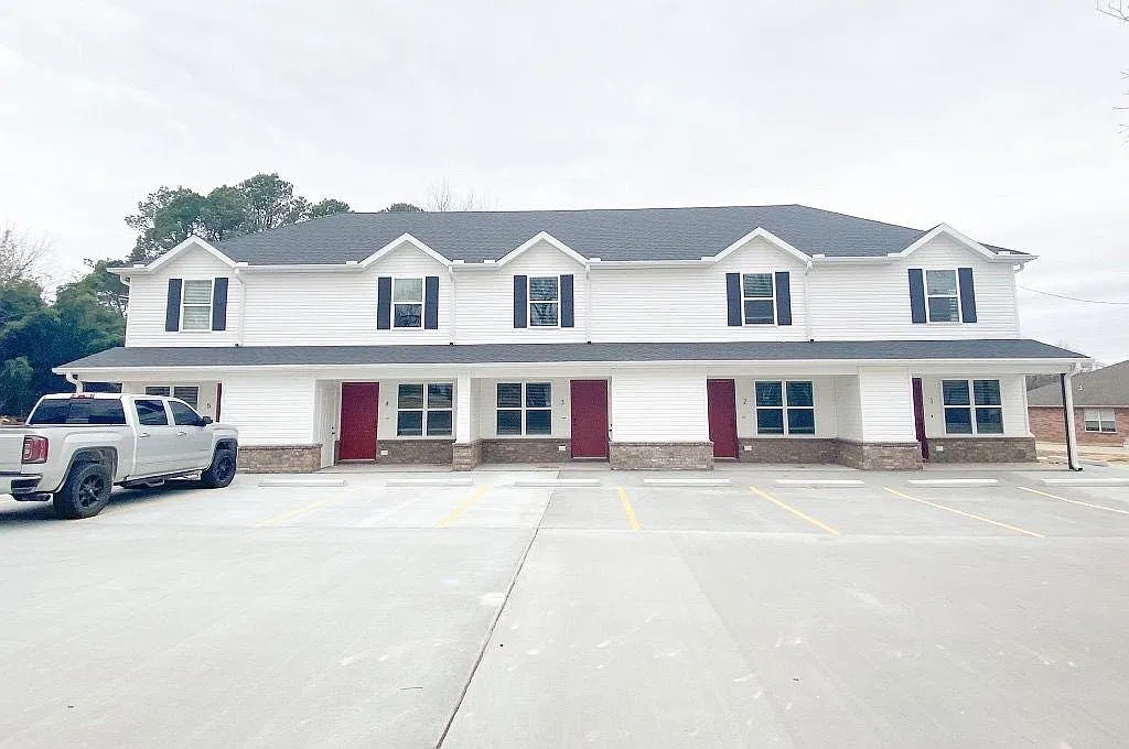 203 E Commercial St — Photo 1