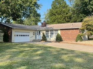 202 Woodland Dr, Salem, IL 62881