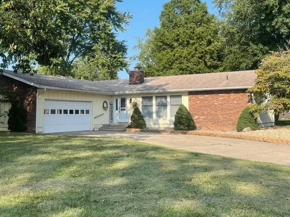 202 Woodland Dr, Salem, IL 62881