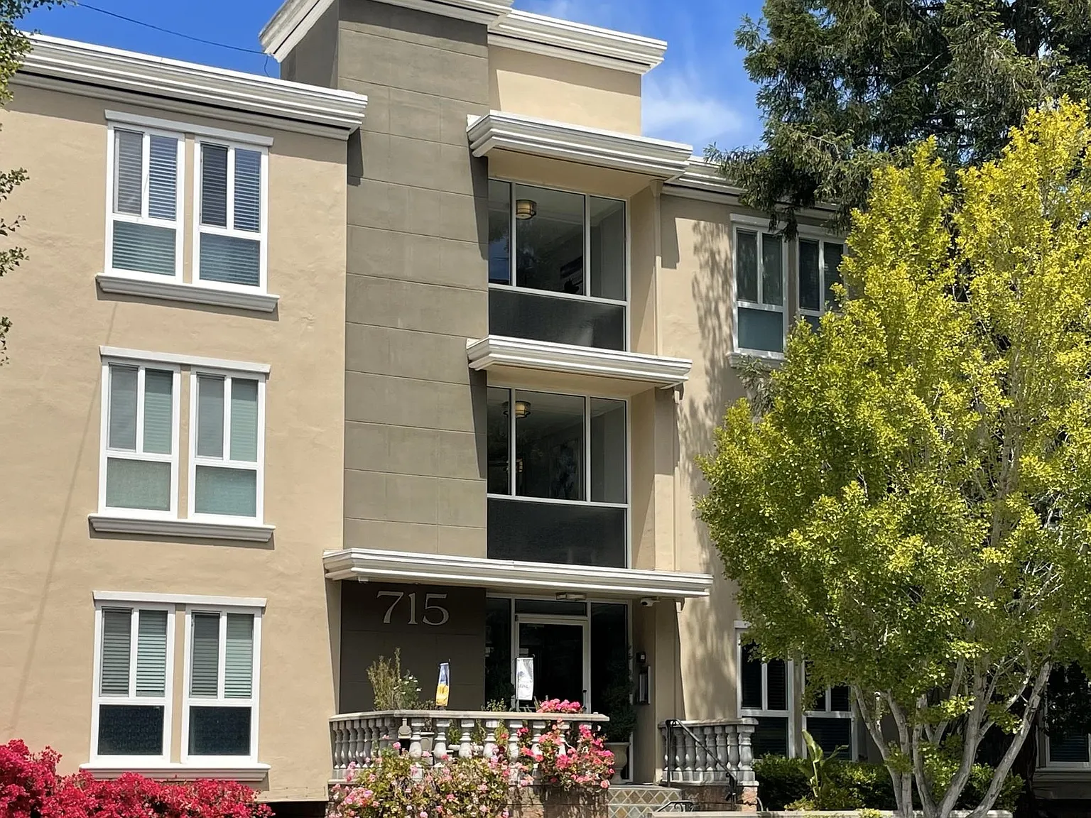 715 Laurel Ave — Photo 1