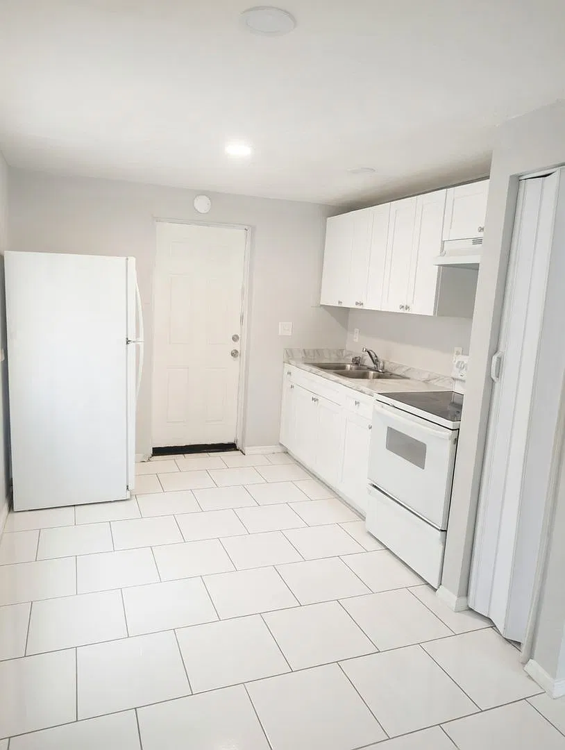 Affordable 2 Bedrooms 1 Bath — Photo 2