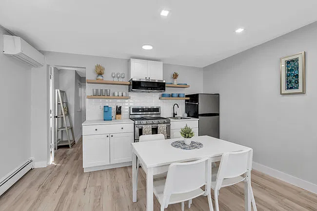 10 Abbott Ave — Photo 3
