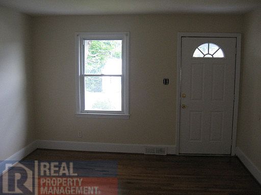 5th image of 105 W Terrell St
