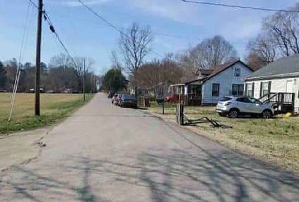 Exterior Neighborhood (street photo)