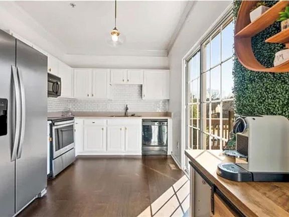 4th image of 615 Market Place Ln