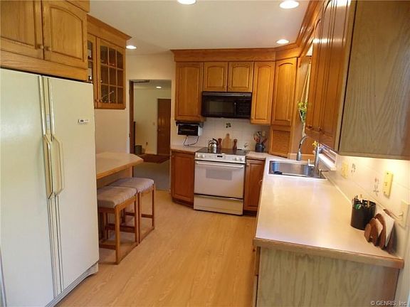5th image of 10 Oakwood Ln