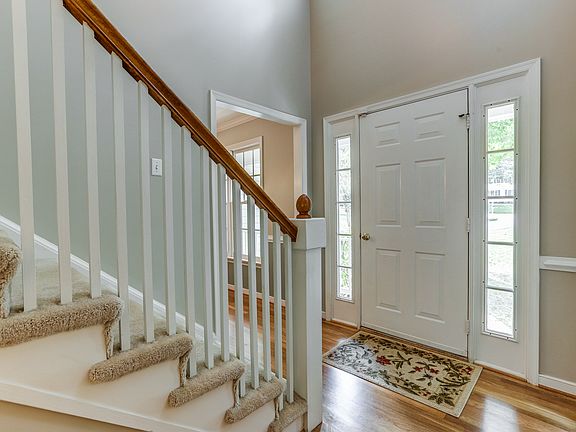 2 Story Foyer w/ HW Floors
