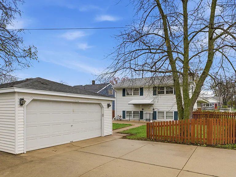 155 E Madison St — Photo 4
