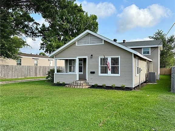 3rd image of 824 Shady Ln
