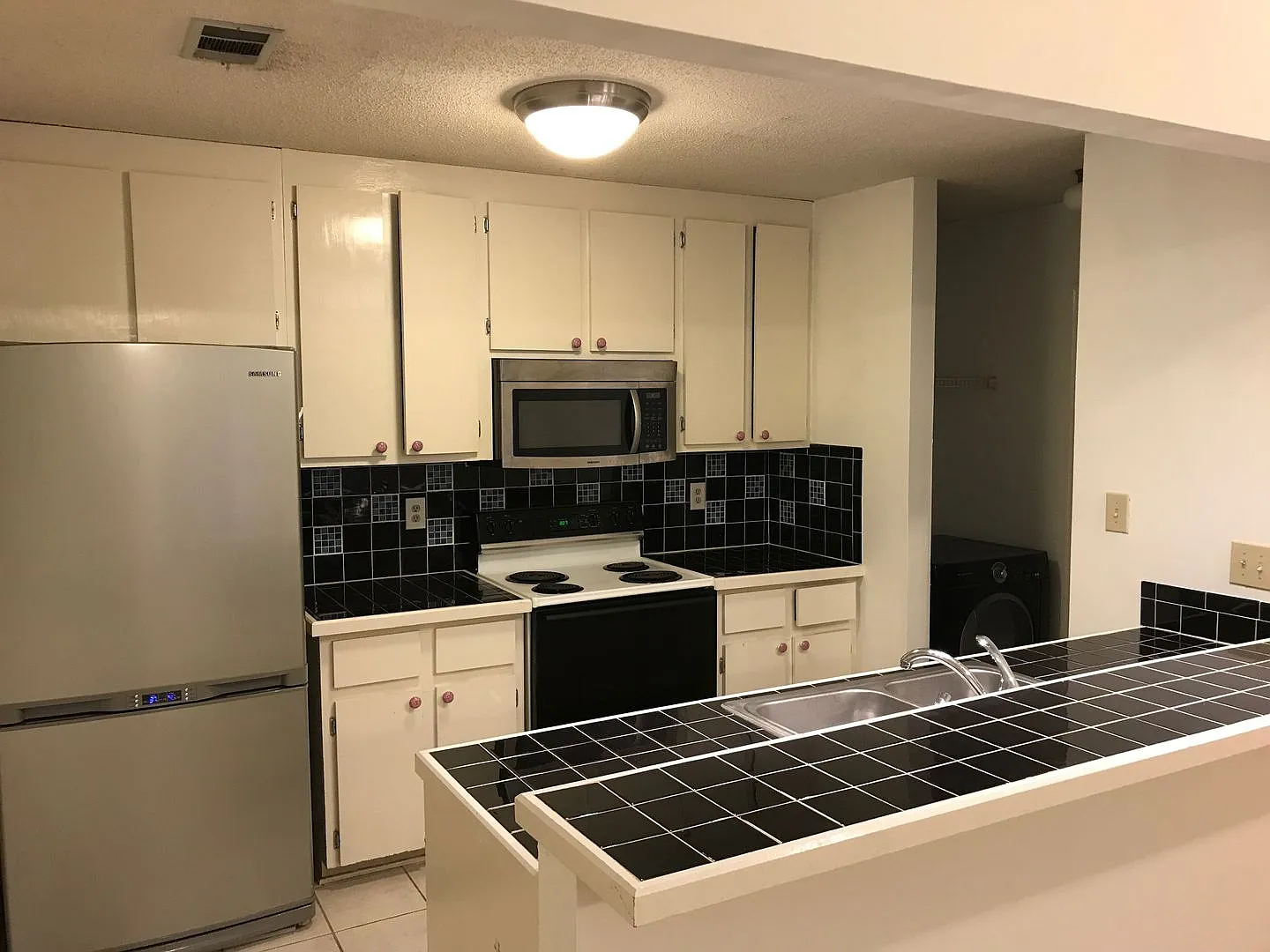 Three Bedroom Near Vet School! — Photo 2